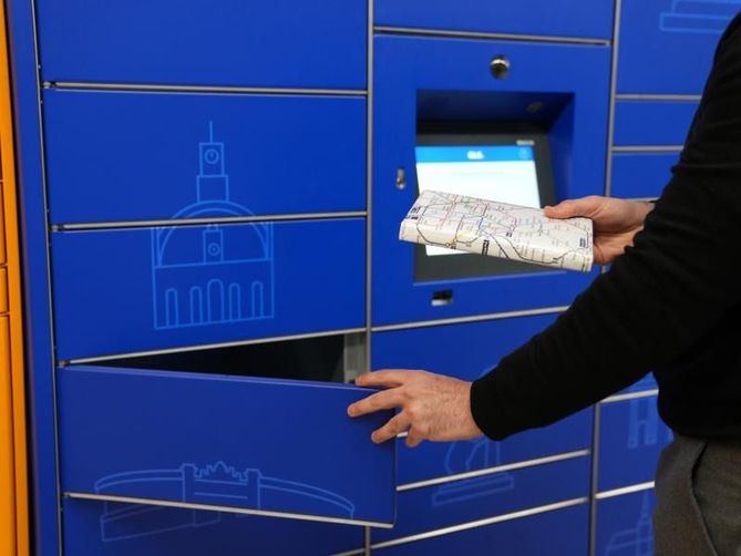 La Línea 3 cuenta ya con tres consignas inteligentes de distintos tamaños en cada una de sus 19 estaciones, lo que supone una red de 57 puntos de recogida con capacidad para gestionar miles de paquetes.