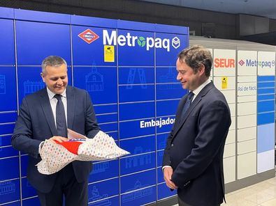 El consejero de Vivienda, Transportes e Infraestructuras, Jorge Rodrigo, durante su visita a Embajadores, una de las 19 estaciones de la Línea 3 en las que opera esta iniciativa de la compañía metropolitana.