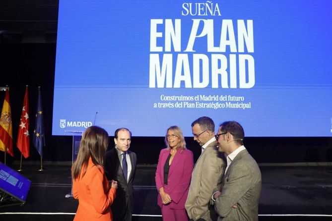 El delegado de Urbanismo, Medio Ambiente y Movilidad, Borja Carabante, ha inaugurado la sesión plenaria de las mesas técnicas en materia de vivienda, urbanismo y sostenibilidad, en La Nave de Villaverde.