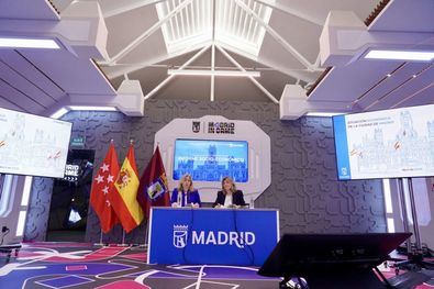 La vicealcaldesa de la capital, Inma Sanz, y la delegada de Economía, Innovación y Hacienda, Engracia Hidalgo, durante la presentación de un estudio socioeconómico de la ciudad de Madrid a lo largo del año 2025.
