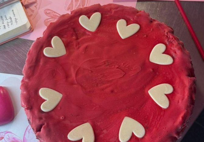 La icónica diseñadora ha presentado en la capital su colaboración con la firma de repostería 'Las Tartas de Julita': una tarta de queso, elaborada con chocolate rubí, que traslada el universo colorista de la creadora al paladar.