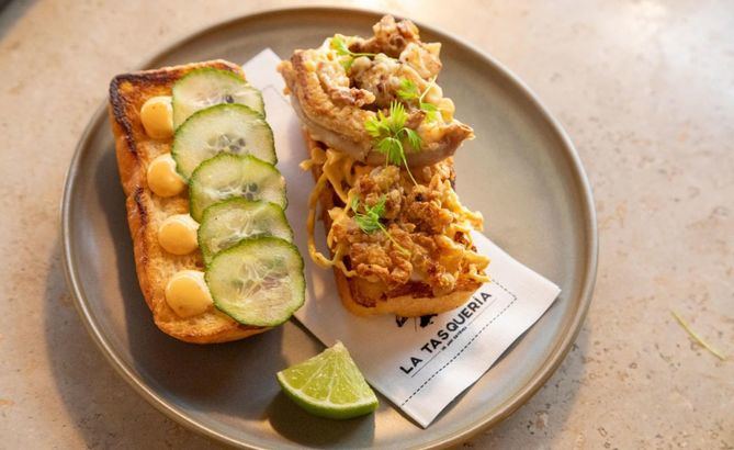 El cocinero madrileño Javi Estévez, galardonado con una Estrella Michelin y dos Soles Repsol, ha ofrecido una reinterpretación contemporánea del tradicional bocadillo de entresijos, uno de los sabores más representativos de la gastronomía castiza.