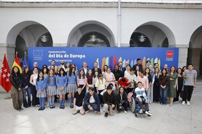 Los consejeros de Presidencia, Justicia y Administracion Local, Miguel Angel Garcia Martin, y de Educacion, Ciencia y Universidades, Mercedes Zarzalejo, han entregado los galardones de este certamen, en un acto en la Real Casa de Postas.