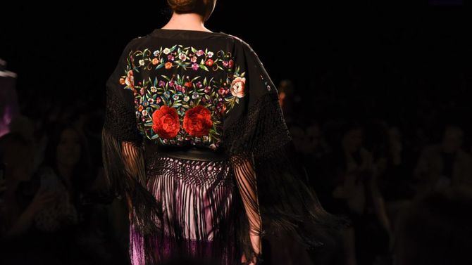 La moda castiza se reinventa por San Isidro, conviviendo con la mejor tradición en el vestir, para 'chulapear' ataviados con el traje tradicional castizo que exhiben como afirmación personal y de disfrute ante la vida.
