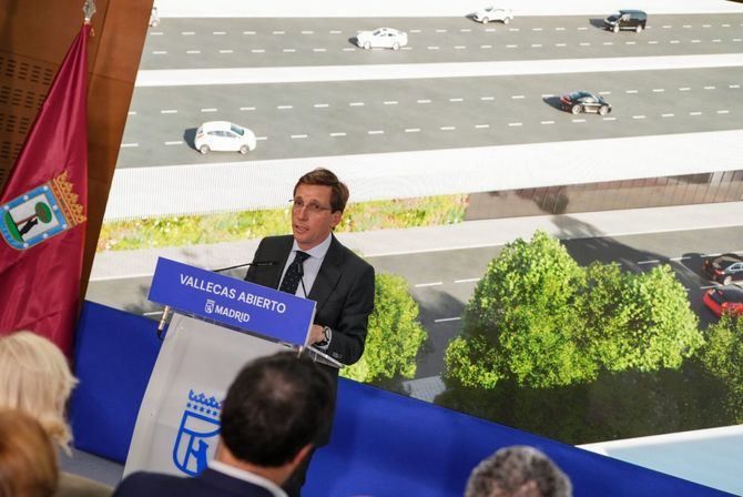 El alcalde de Madrid, José Luis Martínez-Almeida, acompañado de la vicealcaldesa, Inma Sanz; la delegada de Obras y Equipamientos, Paloma García Romero, y los concejales de Puente de Vallecas y de Retiro -Ángel Niño y Andrea Levy- ha presentado 'Vallecas Abierto', el proyecto de transformación del entorno del Puente de Vallecas, que supondrá la remodelación de las zonas peatonales bajo la infraestructura, así como del entorno más cercano.