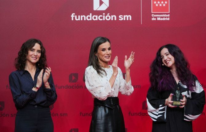 La Reina Letizia ha entregado este martes los Premios SM de Literatura Infantil y Juvenil 'Gran Angular' y 'El Barco de Vapor' a Alba Quintas y a Josan Hatero, respectivamente, en un acto en el que ha defendido la importancia de la lectura para los más jóvenes.