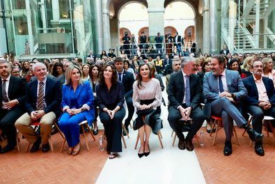 Doña Letizia ha estado acompañada por la presidenta de la Comunidad de Madrid, Isabel Díaz Ayuso; la ministra de Educación, Formación Profesional y Deportes, Milagros Tolón; el presidente de SM, José Manuel Cidad; y la directora de la Fundación SM, Mayte Ortiz, entre otras autoridades de la educación y la cultura.