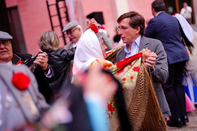 Del chotis al pasodoble, del Madrid goyesco al de las verbenas, las Fiestas de San Isidro convierten sus principales escenarios en amplias salas de baile al aire libre. En la pradera, en Las Vistillas o en la plaza Mayor, la ciudad baila estos días al ritmo de la música castiza, de las danzas de la rica tradición folclórica madrileña que exaltan su identidad regional.