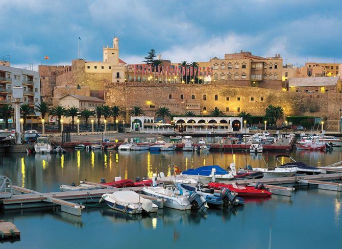 Melilla es una ciudad con un rico crisol cultural y deseo de convivencia pacífica. Su población muestra curiosidad y perfeccionismo, mientras que la influencia astrológica sugiere retos y oportunidades en infraestructuras y política. Se prevén cambios significativos en los próximos dos años.