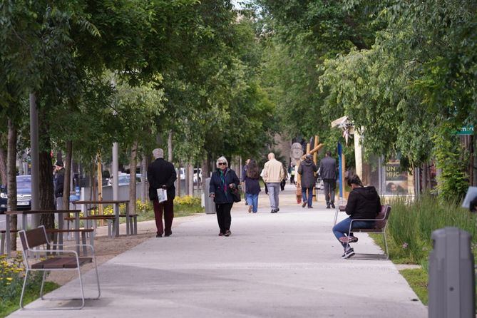 El proyecto ha incluido la renovación de los pavimentos, la creación de zonas estanciales y la instalación de juegos infantiles y elementos biosaludables.