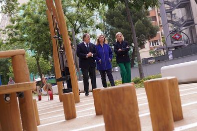 La vicealcaldesa de Madrid, Inma Sanz, acompañada por la delegada de Obras y Equipamientos, Paloma García Romero, y el concejal de Chamberí, Jaime González Taboada, ha visitado el bulevar de la avenida de la Reina Victoria, cuyos trabajos de remodelación acaban de finalizar.