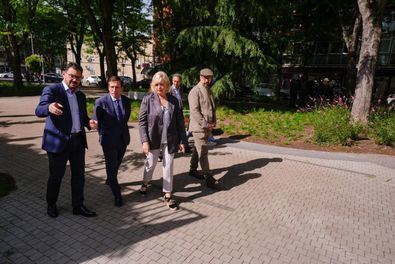 El alcalde de Madrid, José Luis Martínez-Almeida, acompañado de la delegada de Obras y Equipamientos, Paloma García Romero, y el concejal de Villa de Vallecas, Carlos González Pereira, ha visitado el paseo de Federico García Lorca, cuya remodelación acaba de finalizar.