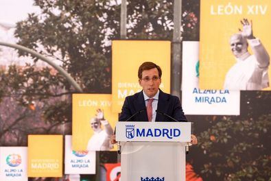 El alcalde de Madrid, José Luis Martínez-Almeida, ha presentado la imagen diseñada por el Ayuntamiento con motivo de la visita papal, durante la que el sumo pontífice recibirá la Llave de Oro de la Villa el próximo 7 de junio.