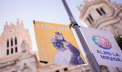 Madrid, de amarillo y blanco, para León XIV