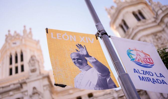La ciudad de Madrid recibirá al santo padre iluminando de blanco y amarillo las fuentes de Cibeles, Neptuno, la glorieta de Bilbao, el Palacio de Cibeles y la Puerta de Alcalá. Se desplegarán lonas con la imagen de la ciudad en 14 puntos de la M-30 y accesos a la ciudad y se vinilarán 30 autobuses de EMT Madrid.