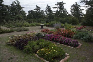 La cesión ya cuenta con rechazo vecinal, porque 'rompería la unidad histórica y funcional existente entre el edificio y sus huertas y jardines'.
