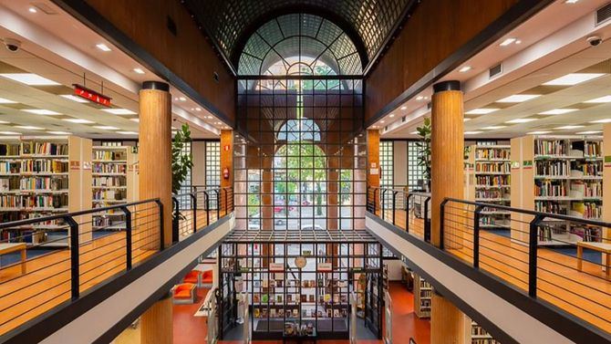 La Biblioteca Pública Elena Fortún, perteneciente a la Red de Bibliotecas Públicas de la Comunidad de Madrid, se inauguró en 1990, en la calle de Doctor Esquerdo del distrito de Retiro, y es una de las galardonadas en los Premios Bibliodiversidad 2026.