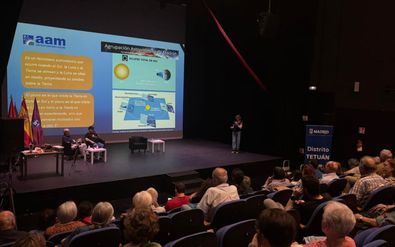 La charla ha corrido a cargo de Raquel Rodríguez Mediavilla, divulgadora y Premio Nacional de Dibujo Astronómico, y Nicolás Ortego Marín, cazador de eclipses, fotógrafo y responsable de la sección de Observación solar en la revista de Astronomía 'Neomenia'.