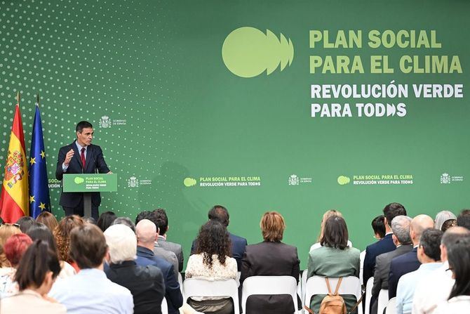 El presidente del Gobierno, Pedro Sánchez, ha presentado el plan, cofinanciado por el Fondo Social para el Clima de la Unión Europea, para acompañar a los ciudadanos ante la ampliación del mercado europeo de emisiones al transporte y a los edificios residenciales.
