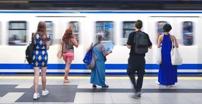 La Comunidad de Madrid invertirá cerca de 3,5 millones de euros para reforzar y optimizar los sistemas de climatización de 93 trenes de Metro que circulan por las líneas 1 y 5, dos de las más utilizadas de toda la red metropolitana, con casi 197 millones de viajeros al año.