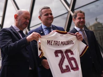 La compañía metropolitana ha lanzado, además, una colección exclusiva de camisetas inspiradas en cinco selecciones campeonas del mundo.