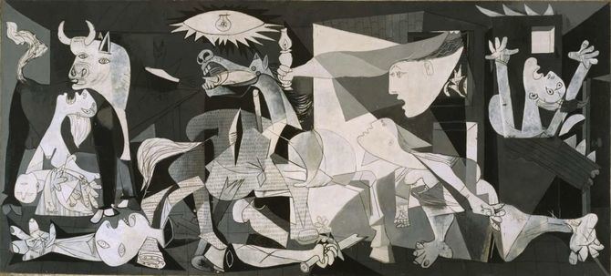 Entre sus piezas, destaca el 'Guernica', de Pablo Ruiz Picasso, que se presentó al público el 10 de septiembre de 1992 como 'eje vertebral del discurso museográfico' de la institución.