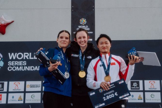 En la imagen, el podium femenino de velocidad: oro, para Emma Hunt; plata, para Polina Khalkevych, y bronce, para Shaoqin Zhang.