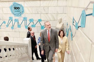 A su llegada al Instituto Geológico y Minero de España, Su Majestad el Rey recibió el saludo de la ministra de Ciencia, Innovación y Universidades, Diana Morant; del delegado del Gobierno en la Comunidad de Madrid, Francisco Martín; de la presidenta del Consejo Superior de Investigaciones Científicas (CSIC), Eloísa del Pino; y de la directora del Instituto Geológico y Minero de España (IGME-CSIC), Rosa María Mateos.