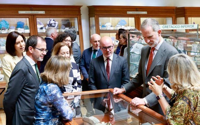 Durante la visita, Don Felipe pudo contemplar una selección de ejemplares representativos de las colecciones del museo, entre ellos meteoritos, lavas, estromatolitos, celestinas, fluoritas, ópalos y un huevo de dinosaurio, así como diversos microfósiles y componentes minerales de rocas.