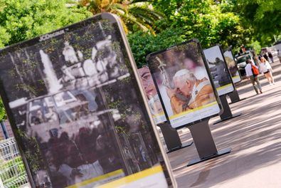 La exposición fotográfica ‘Las visitas papales a Madrid’, organizada con motivo de la visita del papa a la capital, podrá visitarse hasta el 7 de junio y reúne 22 instantáneas sobre las cuatro visitas papales que ha acogido la ciudad, que se han instalado en 12 soportes distribuidos en el paseo de Recoletos, entre las plazas de Cibeles y de Colón.