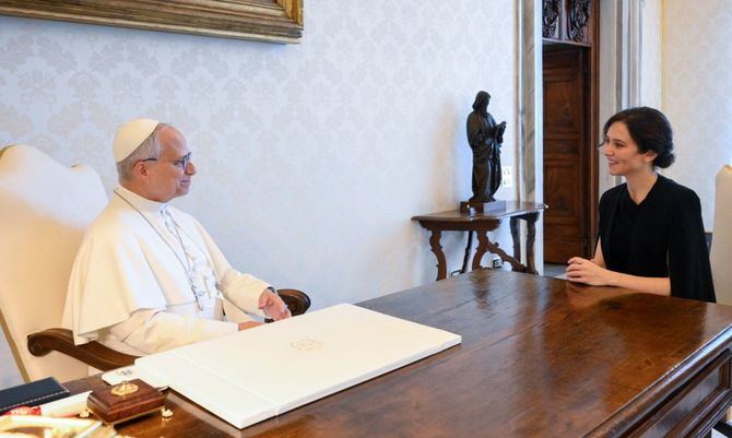 La presidenta de la Comunidad de Madrid, Isabel Diaz Ayuso, ha mantenido este lunes una audiencia privada con el Papa Leon XIV en el Palacio Apostolico del Vaticano, a quien ha manifestado la “absoluta alegria y orgullo” de que el Santo Padre “entre a Espana a traves de Madrid”.
