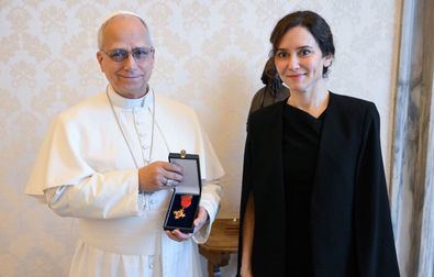 La jefa del Ejecutivo autonomico ha entregado al Santo Padre la Medalla Internacional de la Comunidad de Madrid: “Nuestra maxima distincion”, ha señalado.