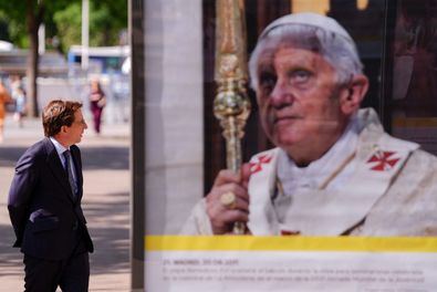 El alcalde de Madrid, José Luis Martínez Almeida, ha inaugurado esta exposición al aire libre, que discurre entre las plazas de Cibeles y la de Colón, y que podrá visitarse hasta el 7 de junio