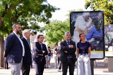 El Regidor, acompañado por la concejala delegada de Turismo, Almudena Maíllo, y el concejal de Centro, Carlos Segura, durante la presentación de la exposición fotográfica ‘Las visitas papales a Madrid’.