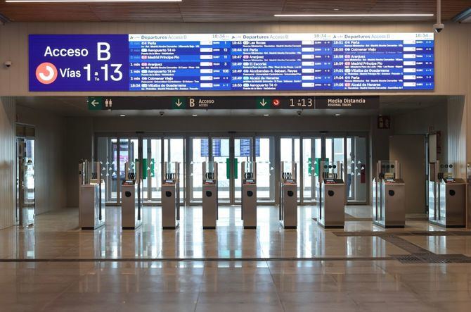 Chamartín finaliza sus obras de renovación tras invertir 560 millones de euros en mejorar la operatividad de Cercanías, duplicar las vías de Alta Velocidad y construir nuevos vestíbulos y espacios comunes para los viajeros.