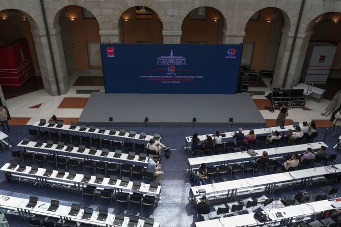 La Real Casa de Correos, sede del Gobierno de la Comunidad de Madrid, se convierte en el Centro Internacional de Prensa 24 horas para dar atención a 2.275 periodistas que están acreditados procedentes de 30 países de los cinco continentes, durante la visita del Papa León XIV a la capital.