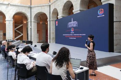 La directora general de medios de comunicación del Gobierno de Madrid, Cristina Gil, en un encuentro con medios desde el lugar donde, desde el lunes pasado, un dispositivo formado por más de 80 profesionales está trabajando para transformar la Real Casa de Correos en este centro de prensa.
