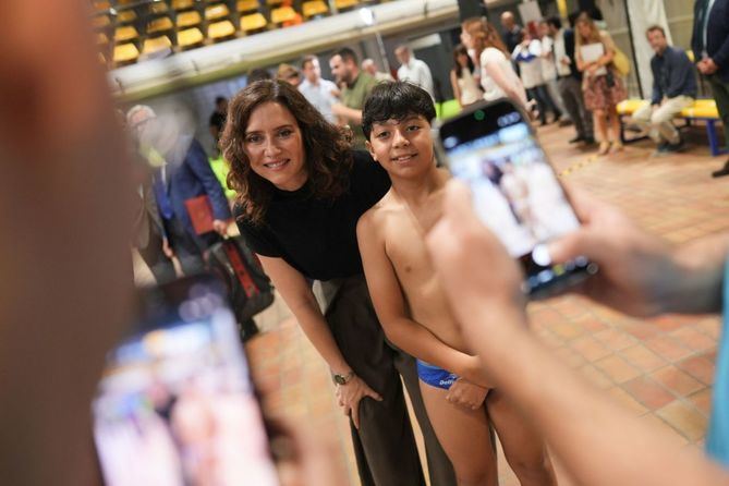 La presidenta de la Comunidad de Madrid, Isabel Diaz Ayuso, ha visitado este viernes el Centro de Natacion Mundial 86 (M86) coincidiendo con el 40 aniversario de estas instalaciones de referencia internacional en los deportes acuaticos, tras la finalizacion de la primera fase de las obras para su modernizacion.