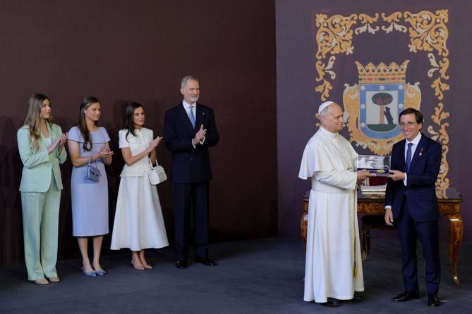 El alcalde de Madrid, José Luis Martínez-Almeida, durante la entrega de la Llave de Oro de la Villa de Madrid al papa León XIV, en calidad de jefe de Estado de la Ciudad del Vaticano, en presencia de los reyes de España, la princesa Leonor y la infanta Sofía.