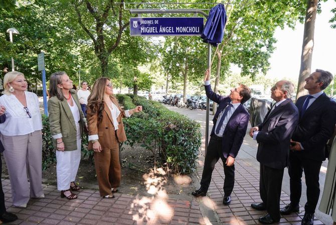 Martínez Almeida, acompañado de la concejala del distrito de Salamanca, Cayetana Hernández de la Riva, ha descubierto la placa que da nombre a los jardines de Miguel Ángel Moncholi, situados en la avenida de los Toreros.