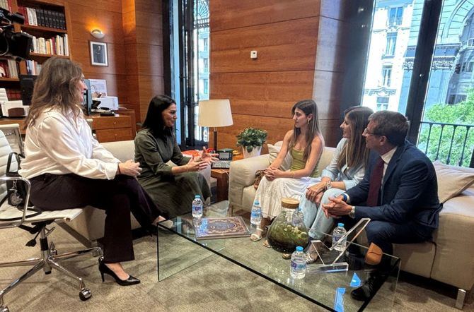 La consejera de Educacion, Ciencia y Universidades, Mercedes Zarzalejo, ha recibido hoy a Valeria Fragola, la alumna del Colegio Mirabal de Boadilla del Monte que ha logrado la mejor nota de todos los estudiantes de la region en la pasada Prueba de Acceso a la Universidad (PAU).