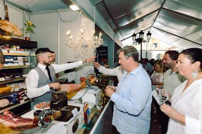 El viceconsejero de Presidencia y Administracion Local, Jose Antonio Sanchez, ha recorrido los distintos espacios y expositores de la muestra, donde ha degustado una amplia seleccion de alimentos locales,