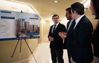 El delegado de Políticas de Vivienda y presidente de EMVS Madrid, Álvaro González, junto a la consejera delegada de la empresa municipal, Ana de Miguel, han visitado la promoción Vallecas 62.