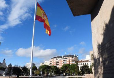 La bandera de Colón arriada por fuertes vientos
