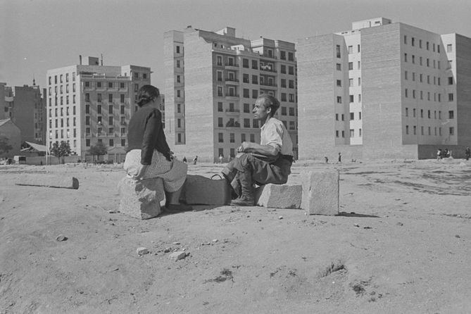 Las fotografías documentan desde descampados convertidos en barrios hasta el surgimiento de nuevas infraestructuras y equipamientos que redefinieron la capital y sus alrededores. 'Tomando el sol', 1940. Otto Wunderlich. Fototeca IPCE.