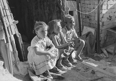 Niños en las Chabolas de Jaime el Conquistador. Juan Miguel Pando. Fototeca IPCE