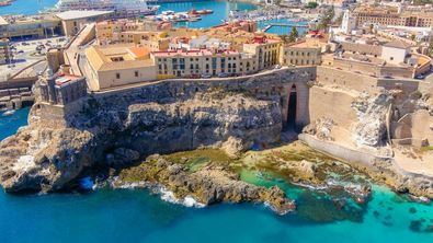 Situada en la costa africana, pero plenamente española y europea, la ciudad combina historia, cultura, ocio, buena gastronomía y unas playas de gran calidad, e invita al viajero a disfrutar sin prisas.