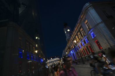 El Gobierno regional ha abierto la cuenta de correo electrónico convenezuela@madrid.org, que permitirá canalizar los ofrecimientos de ayuda al pueblo venezolano de empresas e instituciones. Y el teléfono 012 A Tu Lado presta ayuda psicológica las 24 horas del día a ciudadanos venezolanos que residen en la región.