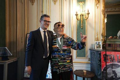 A la ceremonia han acudido, entre otros, el ministro español de la Presidencia, Justicia y Relaciones con las Cortes, Félix Bolaños, que ha querido felicitar a Arrabal a través de sus redes sociales, calificándole de 'genio'.