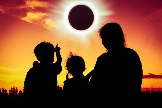 El primer eclipse del Trío de Eclipses tendrá lugar este 12 de agosto al atardecer, con el Sol bajo en el horizonte en el momento de la totalidad. Desde el Ministerio de Ciencia, Innovación y Universidades destacan que 'esta circunstancia producirá imágenes de una belleza única'.
